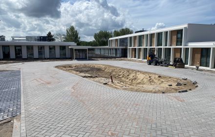 De nieuwe ingang ligt centraal op het terrein