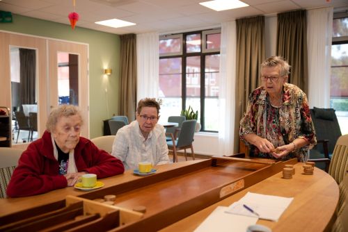 3 vrouwen aan het sjoelen